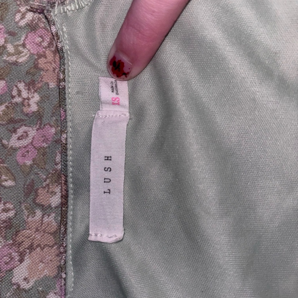 Lush Floral Patterned Fabric - image 3